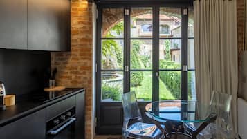 Loft Deluxe, vistas al jardín | Cocina privada | Frigorífico, lavavajillas, máquina de café espresso y cafetera o tetera