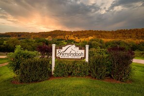 Property grounds - Fresh! 2BR Golf Villa w/ King Beds, Dog-Friendly, Amenity Access, Near Trails (Galena)