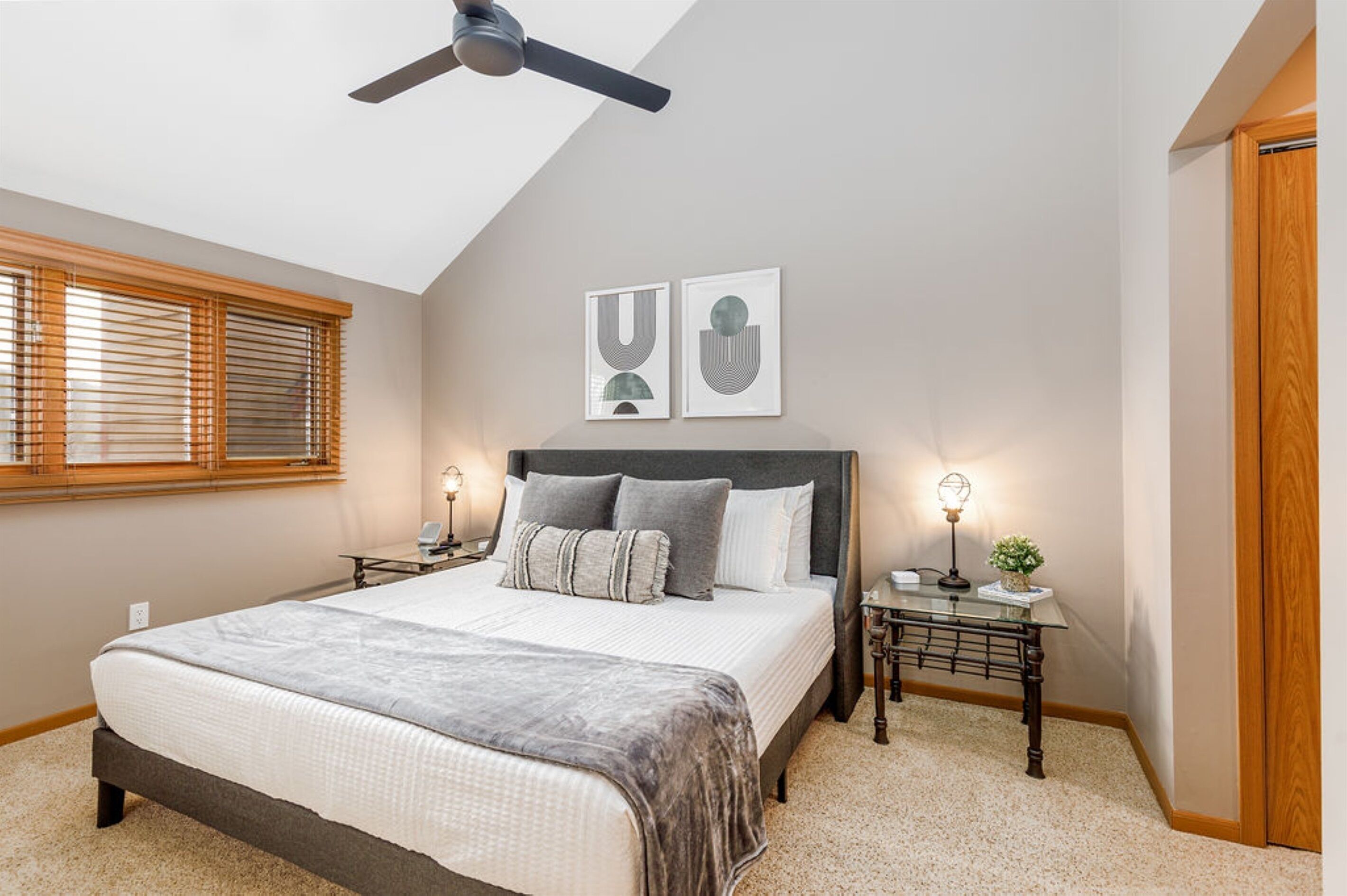 2 habitaciones, tabla de planchar con plancha y cuna de viaje 