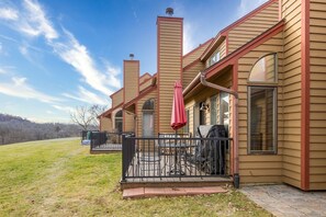 Terrace/patio - Fresh! 2BR Golf Villa w/ King Beds, Dog-Friendly, Amenity Access, Near Trails (Galena)