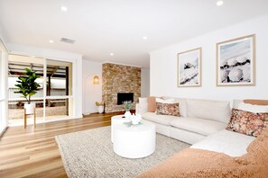 Smart-TV, peis og bøker