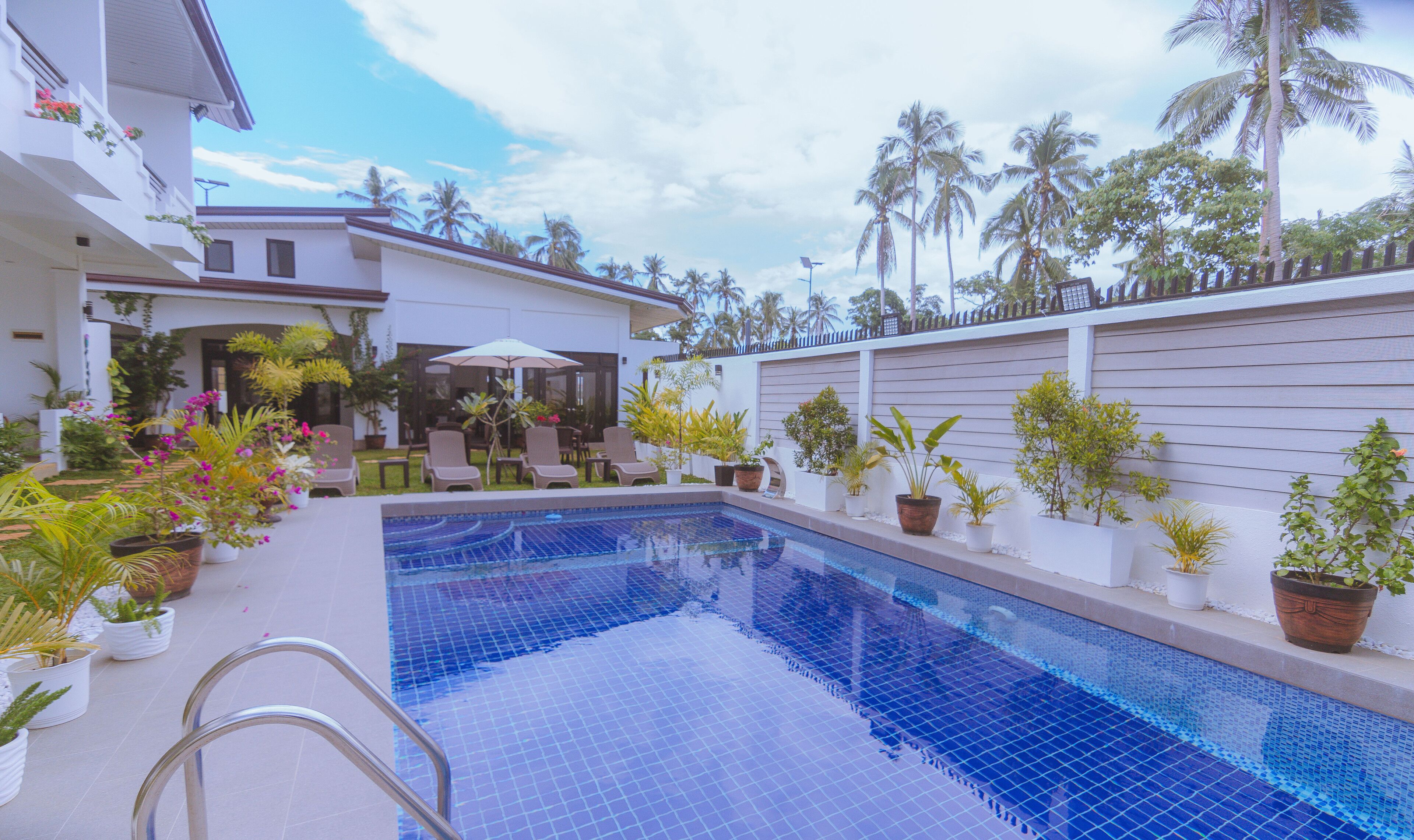 Utendørsbasseng, bassengparasoller og solsenger