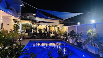 Piscine extérieure, parasols de plage, chaises longues