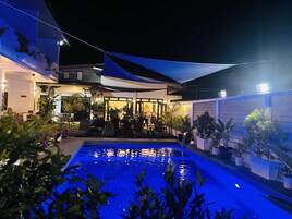 屋外プール、営業時間 6:00 ～ 23:00、プール パラソル、サンラウンジャー