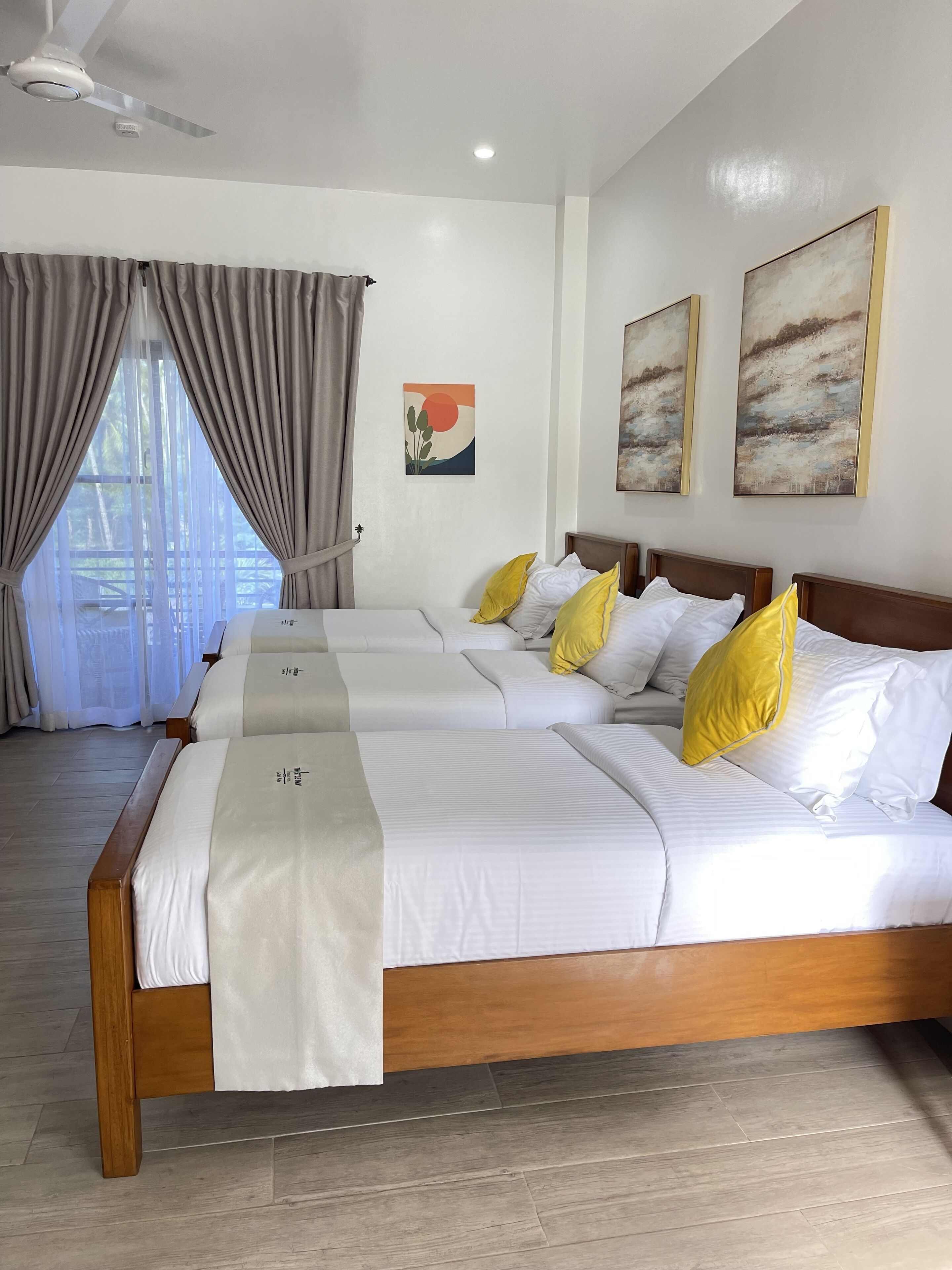 ห้องสแตนดาร์ดทริปเปิล | เครื่องนอนระดับพรีเมียม, ผ้านวมขนเป็ด, เตียงพร้อมฟูกเสริมที่นอน