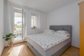 2 bedrooms, free WiFi, bed sheets - 4 persons, only 600 m from the beach, from the city center only a 15-minute (Porec)