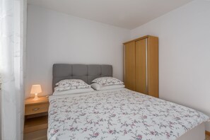 2 bedrooms, free WiFi, bed sheets - 4 persons, only 600 m from the beach, from the city center only a 15-minute (Porec)