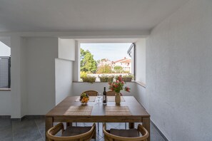Dining - 4 persons, only 600 m from the beach, from the city center only a 15-minute (Porec)