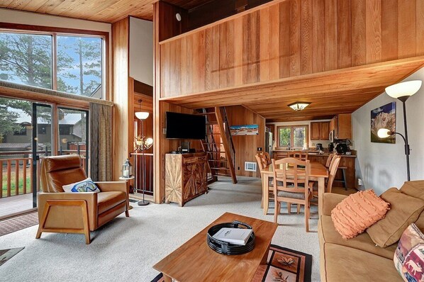 TV, fireplace - Meadow Ridge Vacation Rental #43: Nice, 2 Bedroom (Mammoth Lakes)