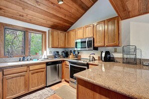 Fridge, microwave, oven, stovetop - Meadow Ridge Vacation Rental #43: Nice, 2 Bedroom (Mammoth Lakes)