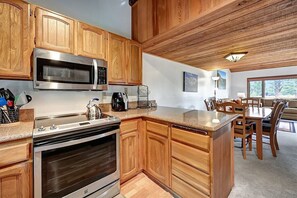 Fridge, microwave, oven, stovetop - Meadow Ridge Vacation Rental #43: Nice, 2 Bedroom (Mammoth Lakes)