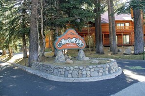 Property grounds - Meadow Ridge Vacation Rental #43: Nice, 2 Bedroom (Mammoth Lakes)