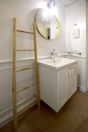 Hair dryer, towels, soap, toilet paper - 2 Rooms at the Colosseum Rome New Apartment (Roma)