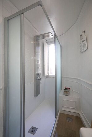 Haartrockner, Handtücher, Seife, Toilettenpapier