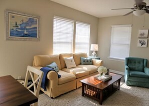 Living area -  Cute cottage close to bases, downtown and beaches (Pensacola)