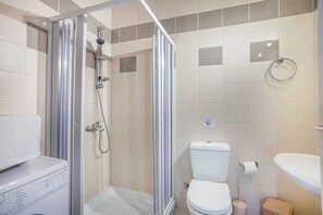 Villa Iris with Private pool, Panoramic Mountain Views | Banheiro | Chuveiro, produtos de toalete grátis, toalhas de banho, papel higiênico