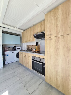 Fridge, microwave, oven, stovetop - Bungalow F2 Sea View (sainte-anne)