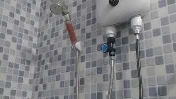 Regadera, toallas, jabón, papel de baño