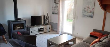 Smart TV, fireplace, table tennis, books