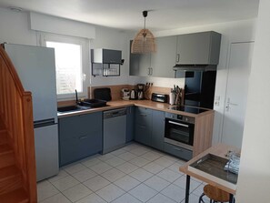 Fridge, microwave, oven, stovetop - The holiday house (Trégunc)