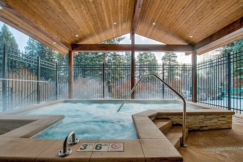 Trails End Starry Night Condo: Downtown Breck, Ski In/Out