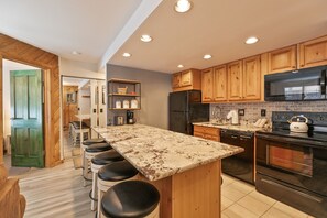 Cafetera y tetera, tostadora y utensilios de cocina 