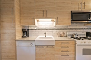 Réfrigérateur, micro-ondes, four, plaque de cuisson