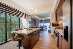 Refrigerador, microondas, horno y parrilla de estufa