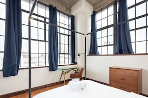 2 habitaciones, escritorio y tabla de planchar con plancha 