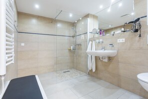 Shower, hair dryer, towels - House "Meeresbrise" - Holiday apartment 4 "Close to the beach" (Ostseebad Juliusruh)