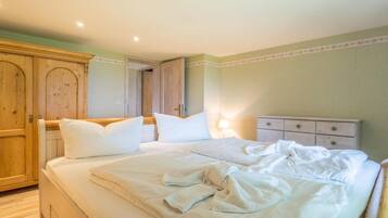 3 bedrooms, travel cot, free WiFi, bed sheets