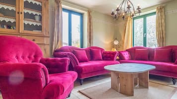 Televisión, chimenea, estéreo