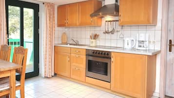 Frigorífico, horno, placa de cocina y cafetera o tetera