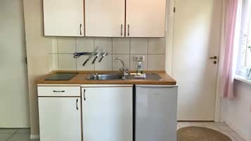 Kühlschrank, Herdplatte, Wasserkocher mit Kaffee-/Teezubehör, Toaster