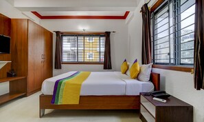 Quarto premium | Roupas de cama premium, escrivaninha, espaço de trabalho para notebook