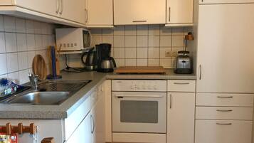 Jääkaappi, mikroaaltouuni, uuni, liesi