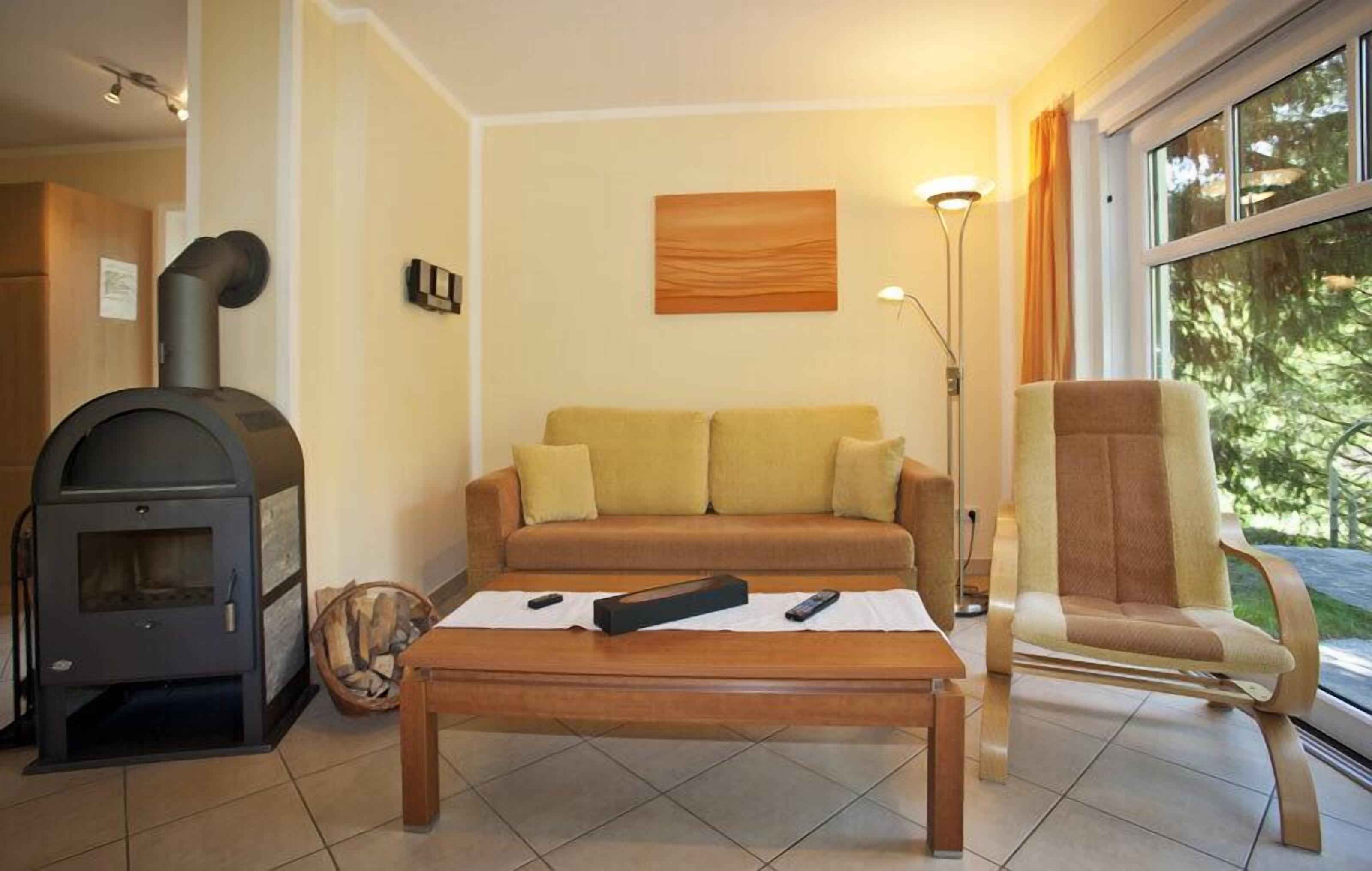 Fernseher, Kamin, Stereoanlage