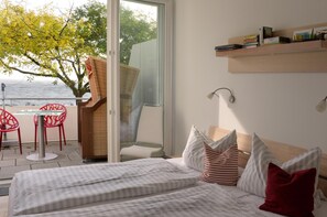 2 chambres, fer et planche à repasser, lit de bébé portatif