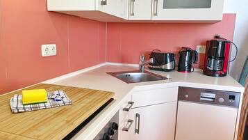 Kühlschrank, Mikrowelle, Herdplatte, Geschirrspüler