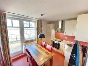 Réfrigérateur, micro-ondes, plaque de cuisson, lave-vaisselle