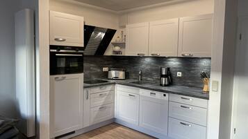 KĂŒhlschrank, Mikrowelle, Ofen, Herdplatte