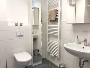 Douche, sèche-cheveux, serviettes fournies