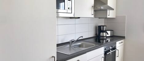 Kühlschrank, Mikrowelle, Ofen, Herdplatte