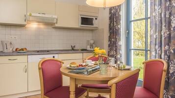 Een koelkast, een microgolfoven, een oven, een kookplaat