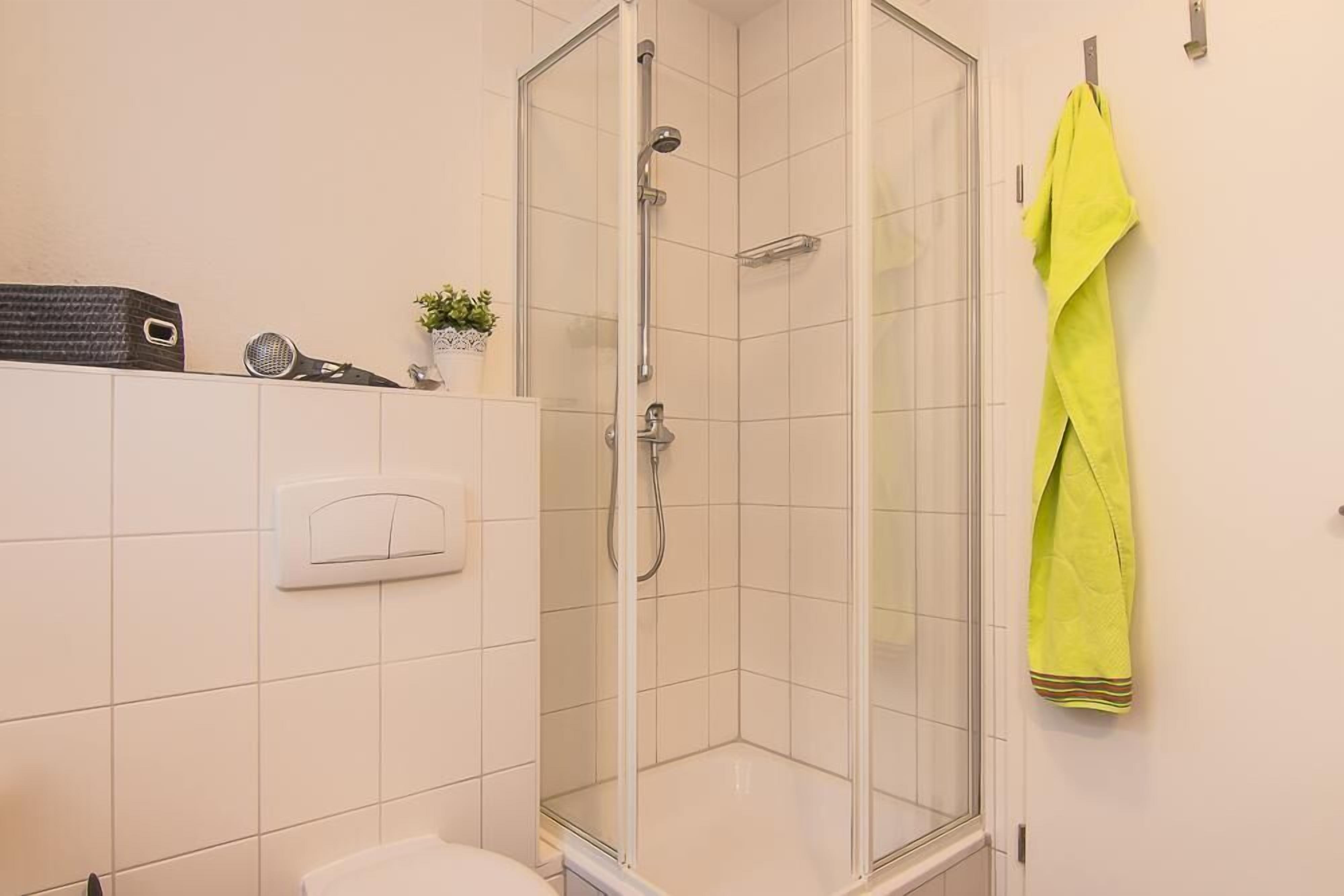 Suihku, hiustenkuivaaja, pyyhkeet