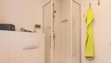 Suihku, hiustenkuivaaja, pyyhkeet