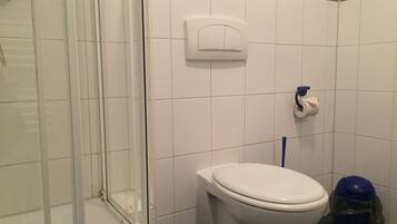 Een douche, een haardroger, handdoeken