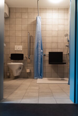 Family Room (Laundrette) | Bathroom | Hair dryer, slippers - Bogentrakt - Hostel (Chur)