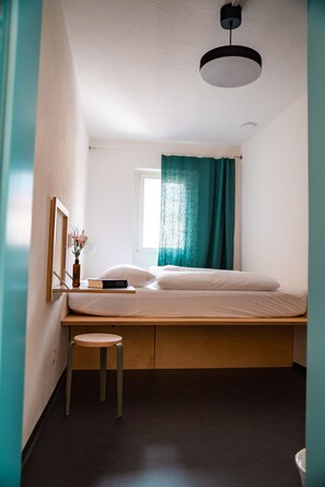 Micro Double Room | Hypo-allergenic bedding, blackout drapes, soundproofing - Bogentrakt - Hostel (Chur)