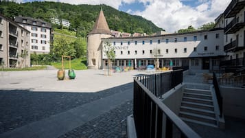 A courtyard with a building labeled "Sennhof" and "Bogentrakt," featuring a cobblestone ground and a staircase leading to an upper level.